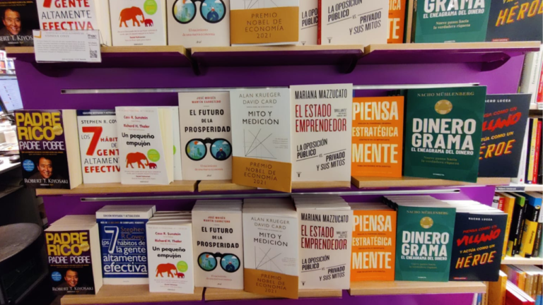Estantería libros destacados de negocios. Casi todos de hombre